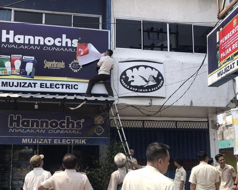BPPRD Pasang Stiker Tunggak Pajak Tempat Usaha, Nilainya Rp2,5 Miliar