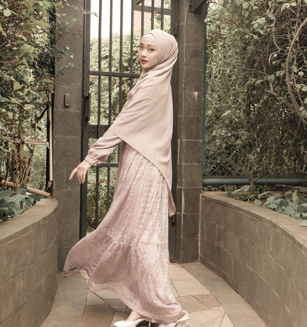 OOTD nude ala Julia Prastini (instagram.com/juliaprt7)