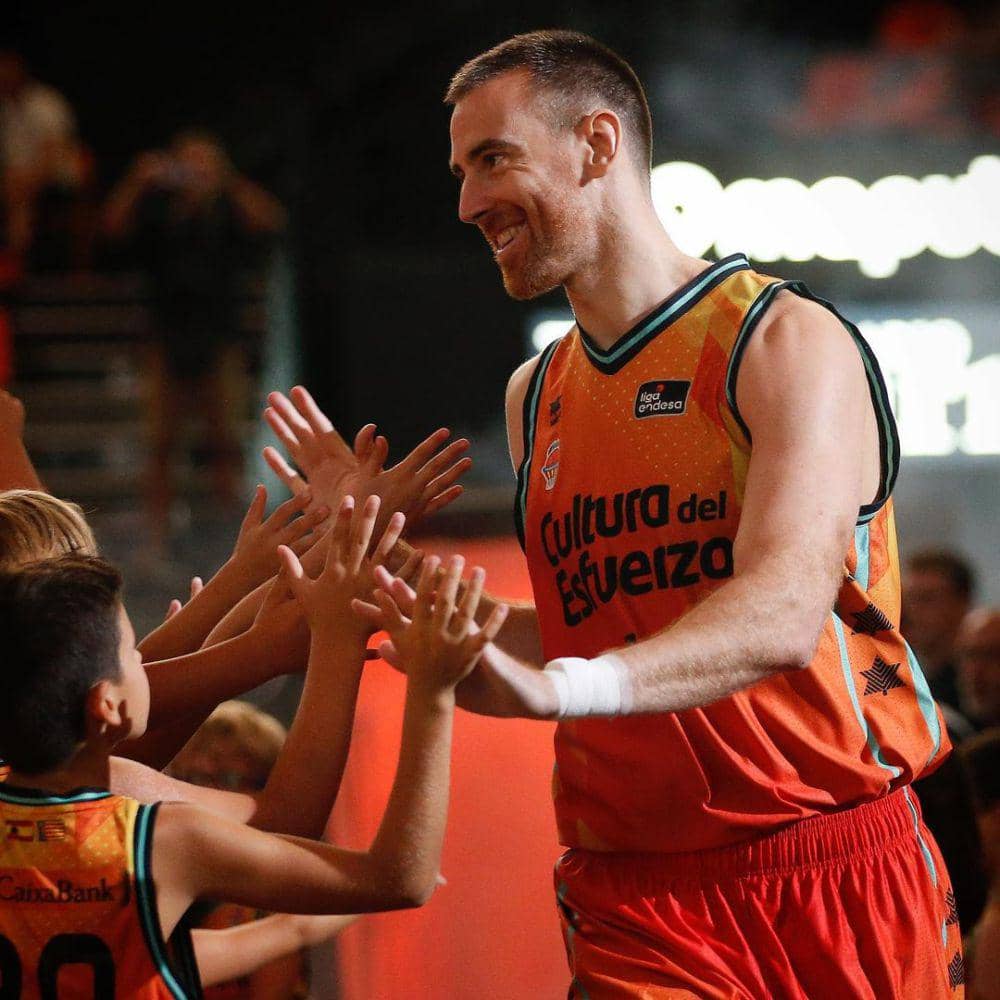 Victor Claver dengan saat berseragam Valencia. (instagram.com/victorclaver)