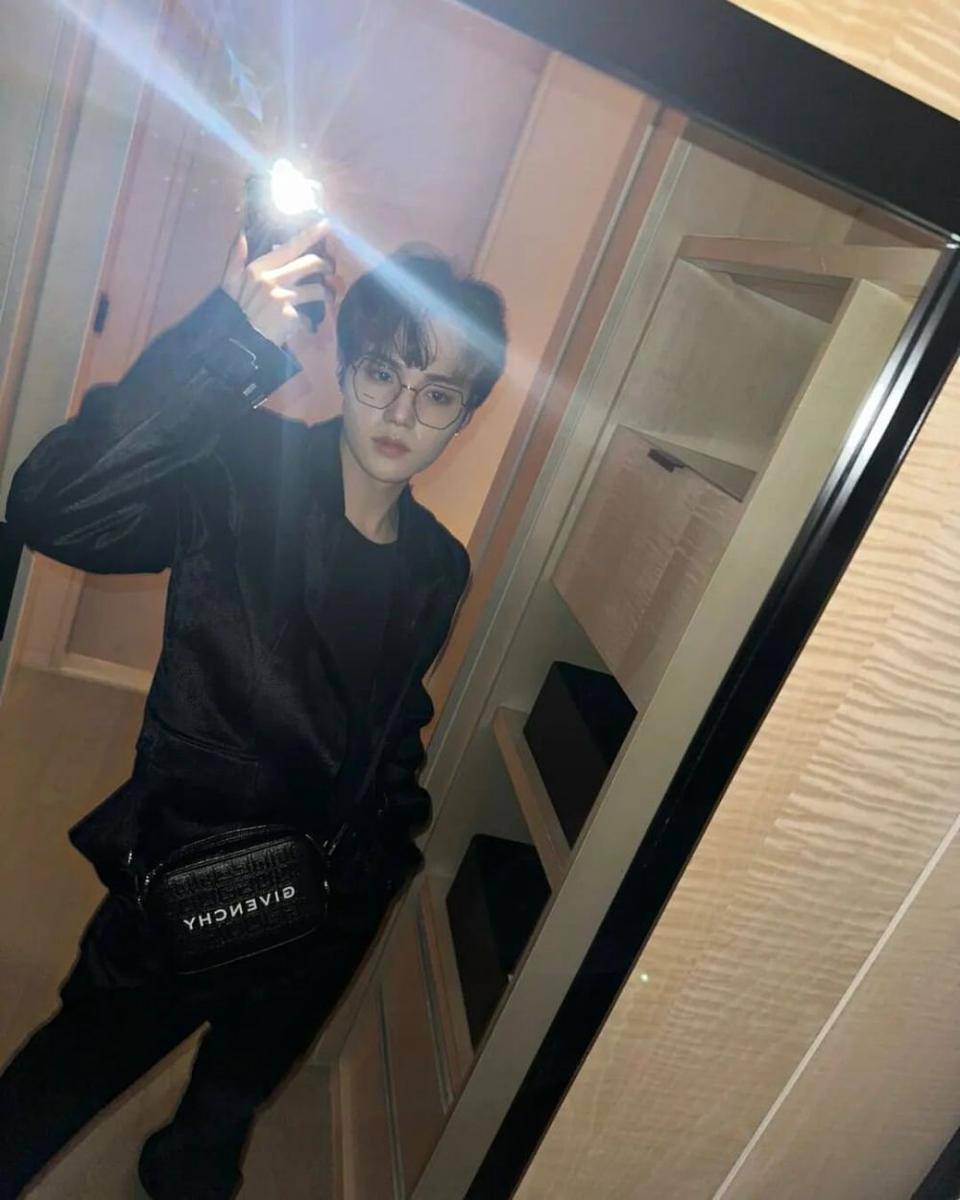 mix and match outfit hitam ala Doyoung TREASURE (instagram.com/yg_treasure_official)