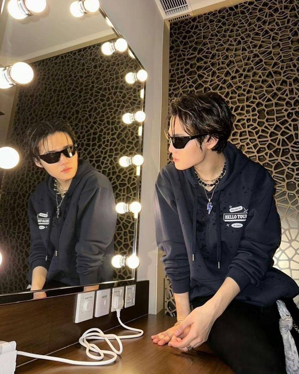 mix and match outfit hitam ala Doyoung TREASURE (instagram.com/baby.doyoung)