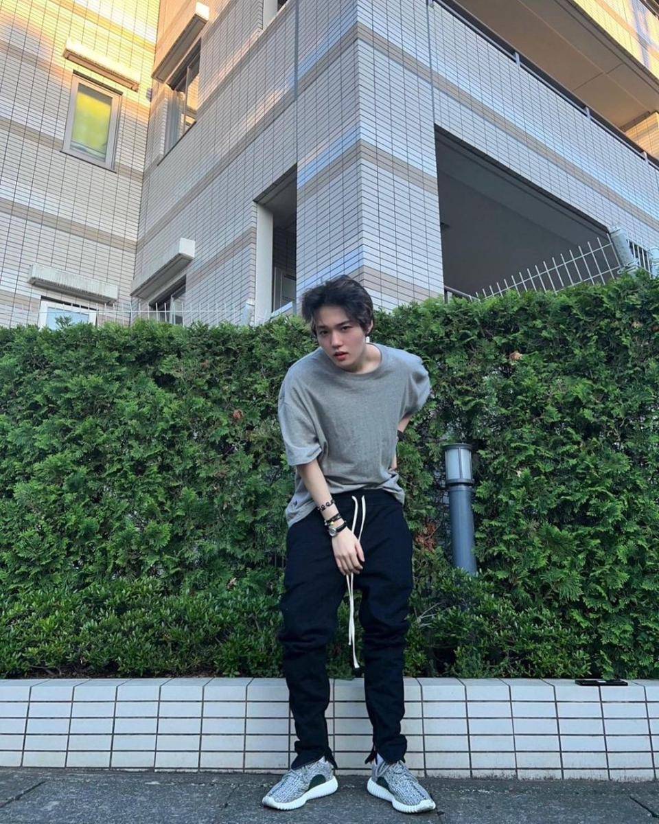mix and match outfit hitam ala Doyoung TREASURE (instagram.com/yg_treasure_official)