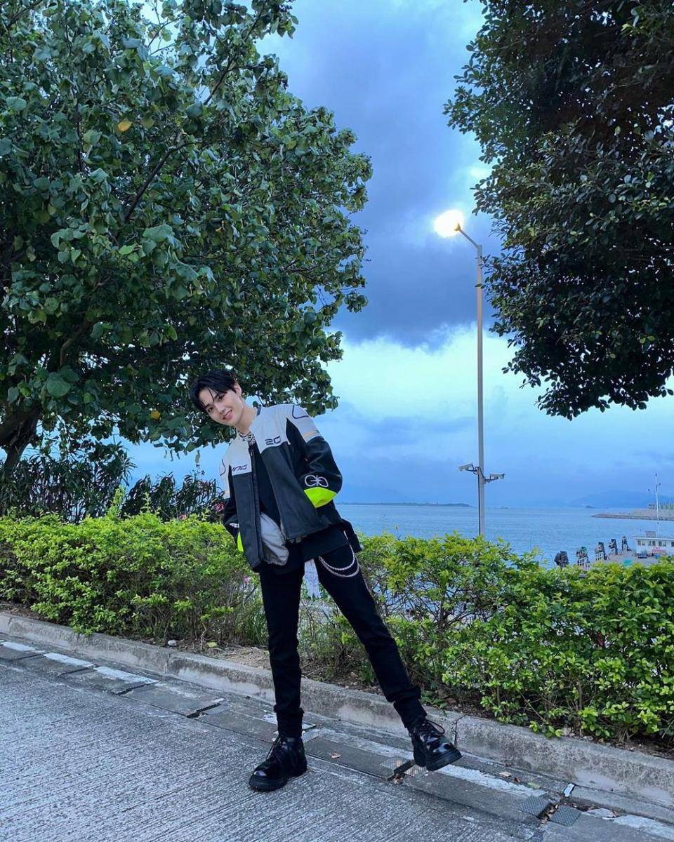 mix and match outfit hitam ala Doyoung TREASURE (instagram.com/yg_treasure_official)