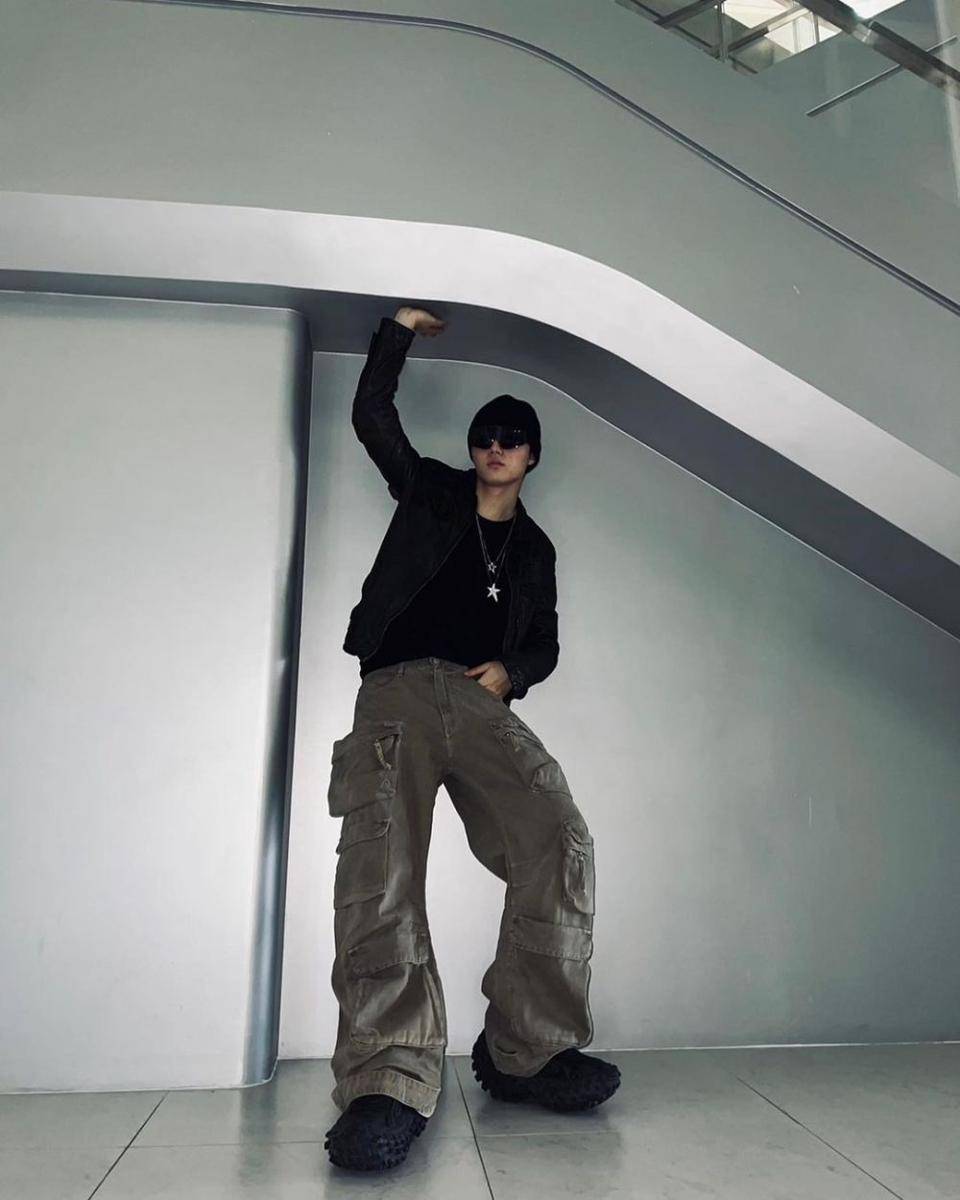 mix and match outfit hitam ala Doyoung TREASURE (instagram.com/yg_treasure_official)
