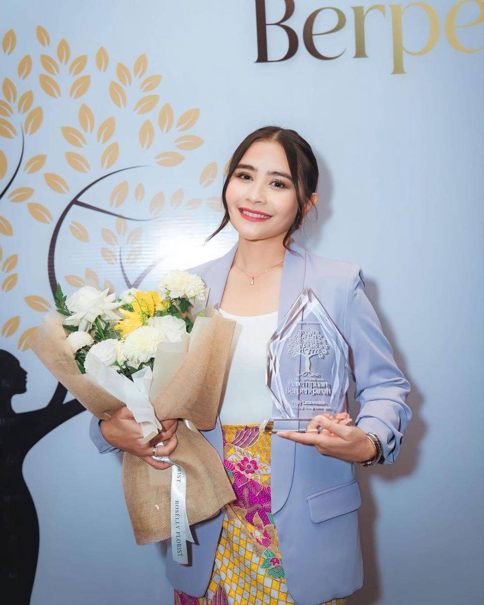 potret Prilly Latuconsina di acara Apresiasi Perempuan Berpengaruh (instagram.com/prillylatuconsina96)