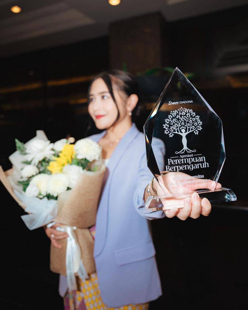 potret Prilly Latuconsina di acara Apresiasi Perempuan Berpengaruh (instagram.com/prillylatuconsina96)