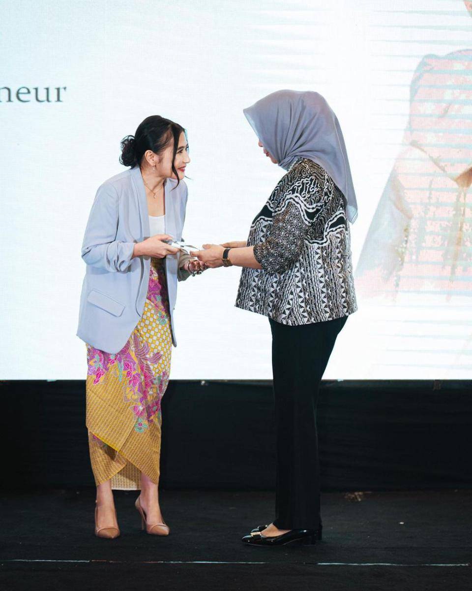potret Prilly Latuconsina di acara Apresiasi Perempuan Berpengaruh (instagram.com/prillylatuconsina96)
