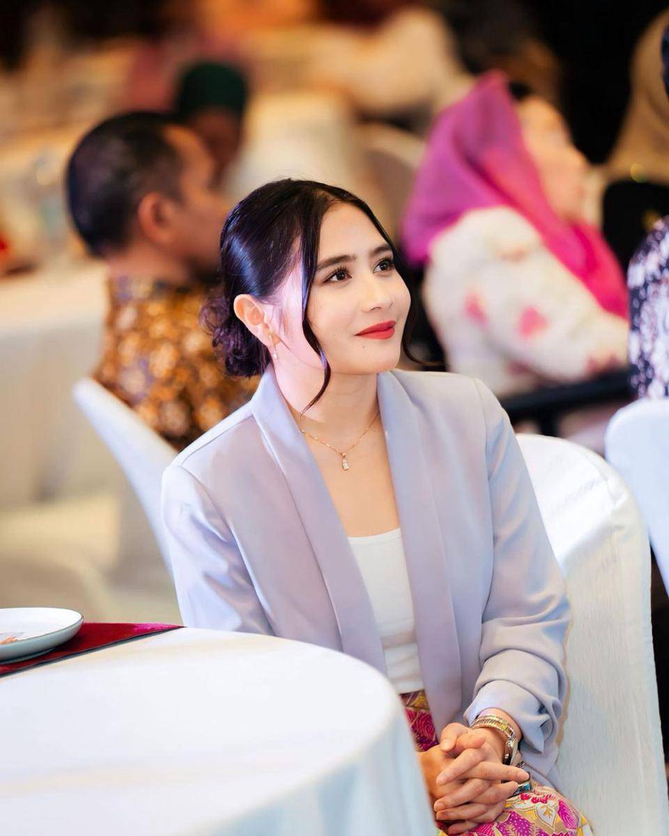 potret Prilly Latuconsina di acara Apresiasi Perempuan Berpengaruh (instagram.com/prillylatuconsina96)