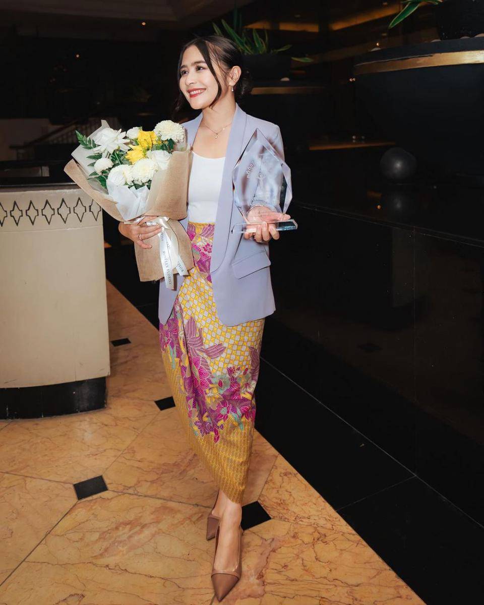 potret Prilly Latuconsina di acara Apresiasi Perempuan Berpengaruh (instagram.com/prillylatuconsina96)