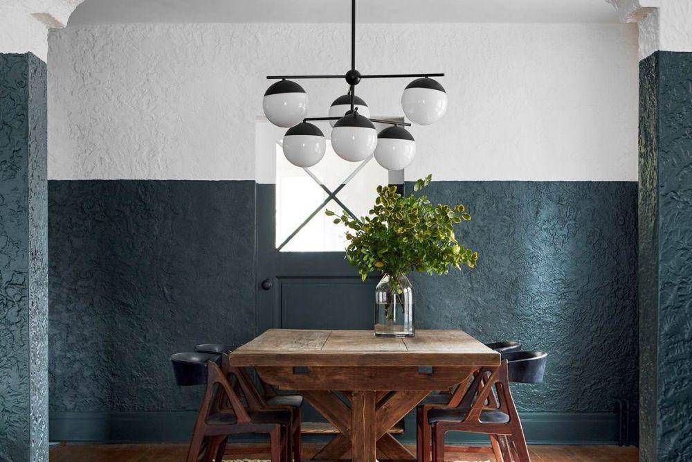 Dinding aksen dua warna (housebeautiful.com)