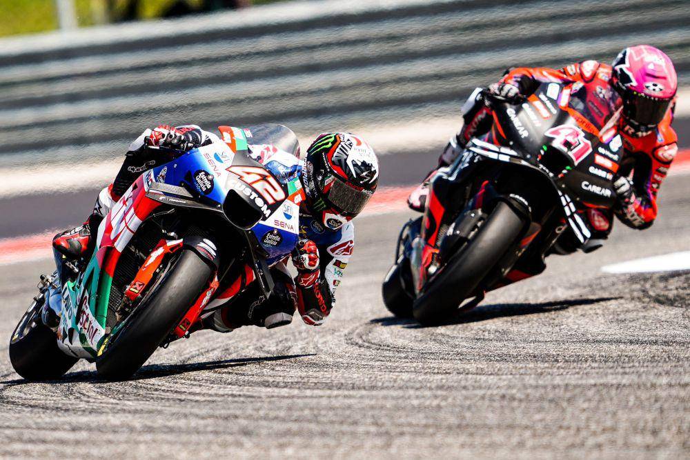 Alex Rins berada di depan Aleix Espargaro saat pekan balap GP Amerika 2023. (twitter.com/Rins42)