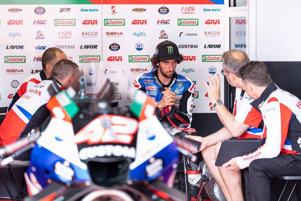 Alex Rins [bertopi] saat berada di garasi LCR Honda. (twitter.com/Rins42)