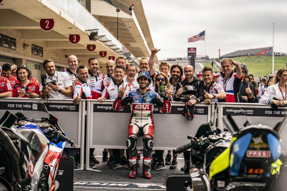 Alex Rins [tengah] berfoto bersama kru LCR Honda saat pekan balap GP Amerika 2023. (twitter.com/Rins42)