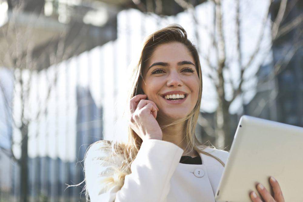 Seorang wanita sedang tersenyum. (pexels.com/Andrea Piacquadio)