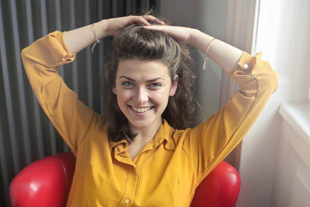 Seorang wanita sedang tersenyum. (pexels.com/Andrea Piacquadio)