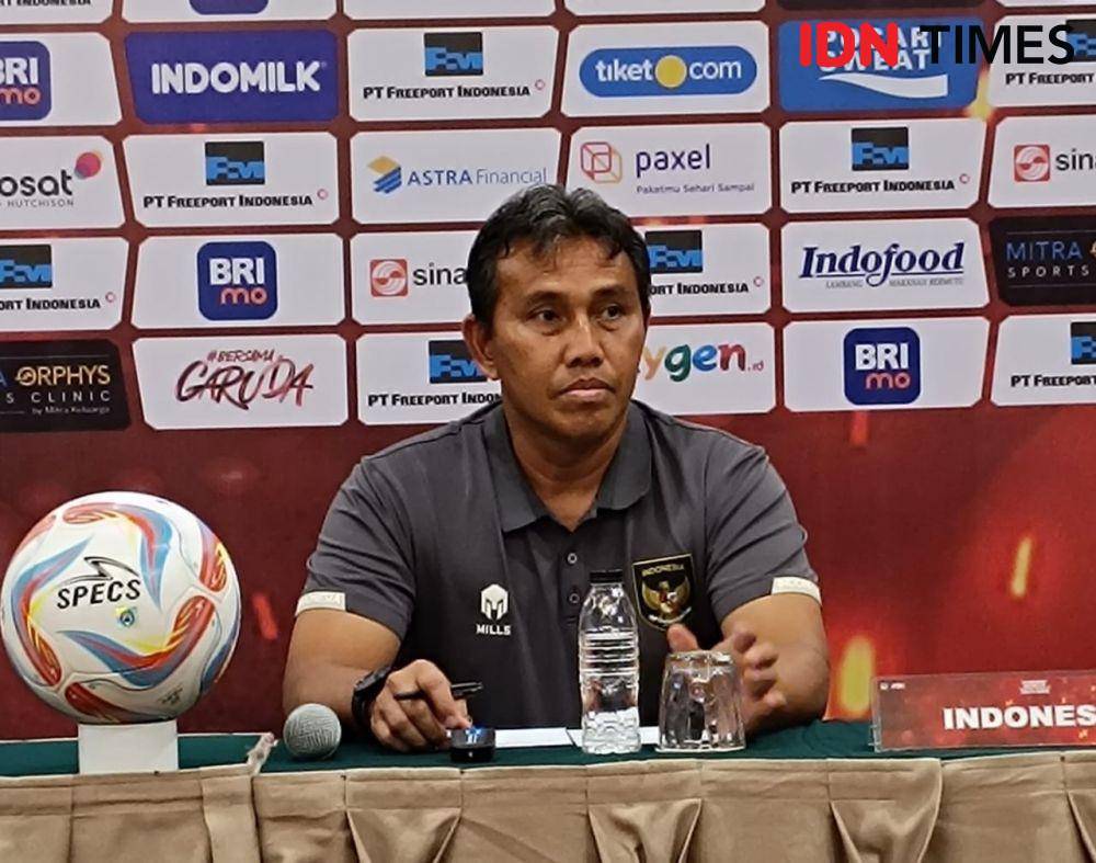 Pelatih Timnas U-17, Bima Sakti saat menghadiri jumpa pers jelang melawan Korea Selatan U-17, Selasa (29/8/2023). (IDN Times/Tino).