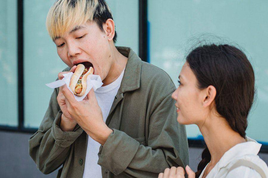 ilustrasi memakan hot dog (pexels.com/Samson Katt)