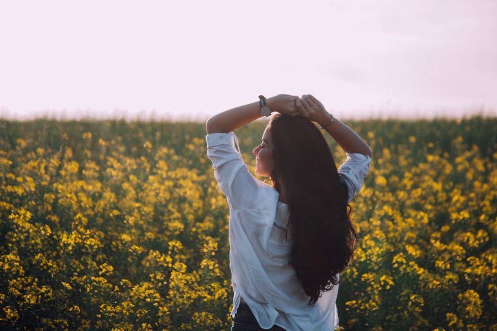 Seorang wanita sedang tersenyum. (pexels.com/Bela cheers)