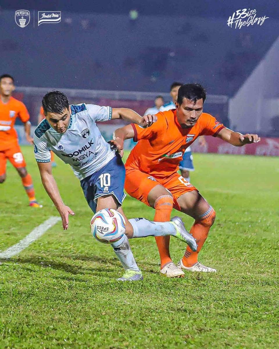 Persita Tangerang (putih) saat berhadapan dengan Borneo FC (oranye). (Instagram.com/persita.official)