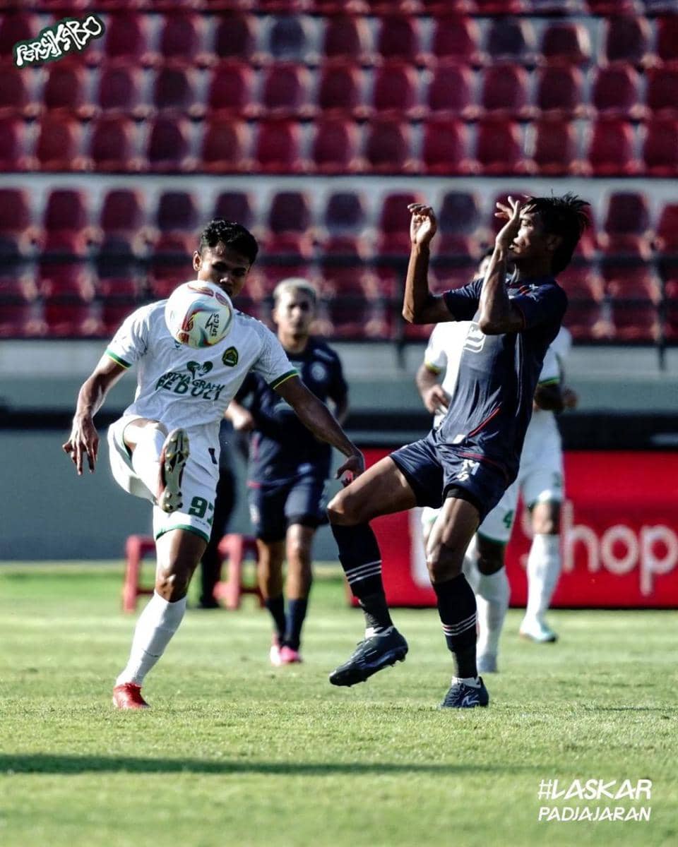 Persikabo 1973 (putih) saat berhadapan dengan Arema FC (biru). (Instagram.com/officialpersikabo)