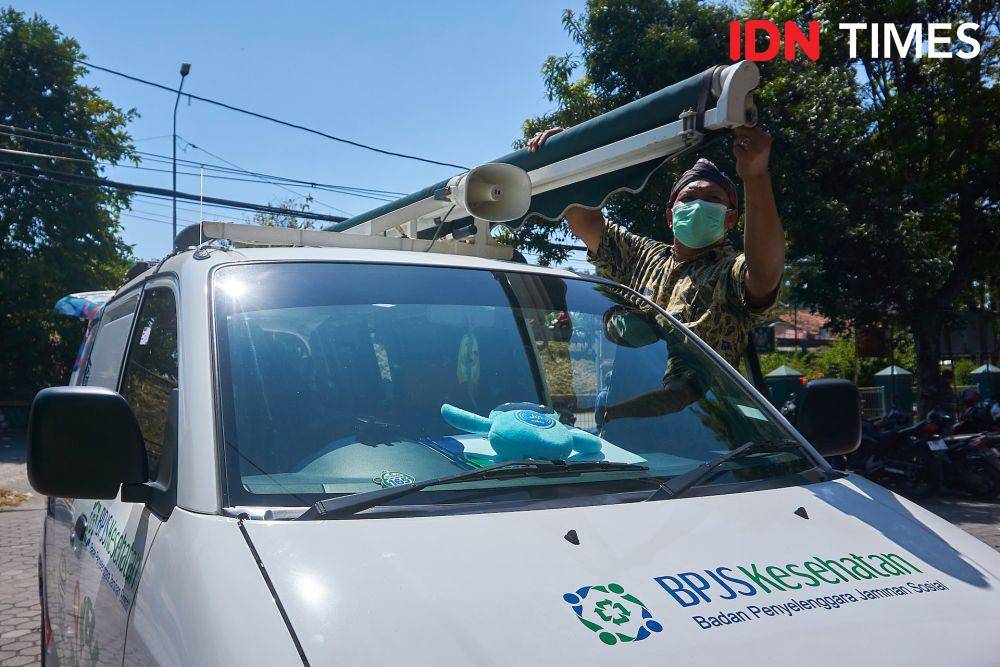 Petugas BPJS Kesehatan, Kodhik Pramono bersiap membuka layanan BPJS Keliling untuk pengurusan Program Jaminan Kesehatan Nasional (JKN) di Puskesmas Bangetayu Semarang, Rabu (26/7/2023). (IDN Times/Dhana Kencana)