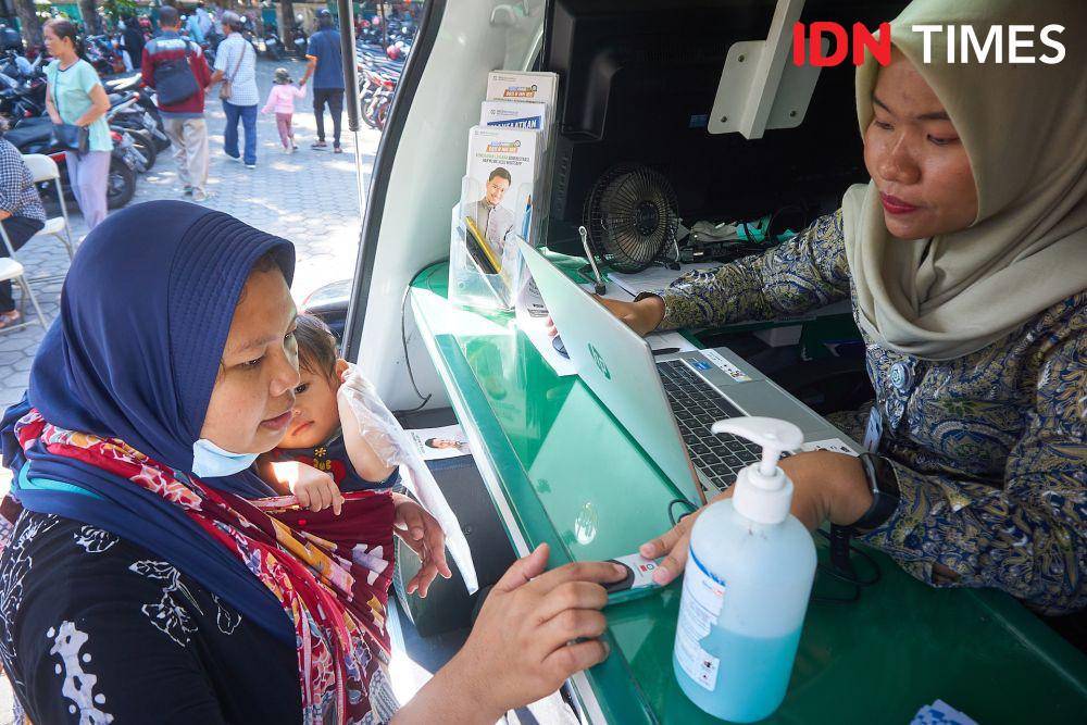 Warga memberikan rekam sidik jari di layanan BPJS Keliling saat mengurus Program Jaminan Kesehatan Nasional (JKN) BPJS Kesehatan di Puskesmas Bangetayu Semarang, Rabu (26/7/2023). (IDN Times/Dhana Kencana)
