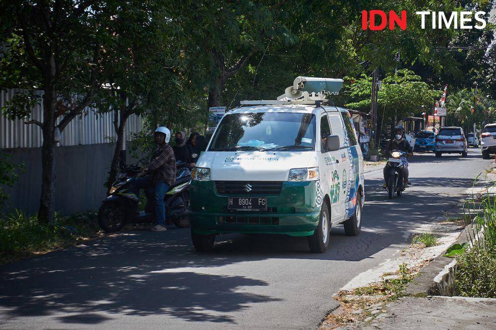 Mobil BPJS Keliling yang melayani warga untuk pengurusan Program Jaminan Kesehatan Nasional (JKN) BPJS Kesehatan melintasi kawasan pinggiran Kota Semarang, Kamis (20/7/2023). (IDN Times/Dhana Kencana)