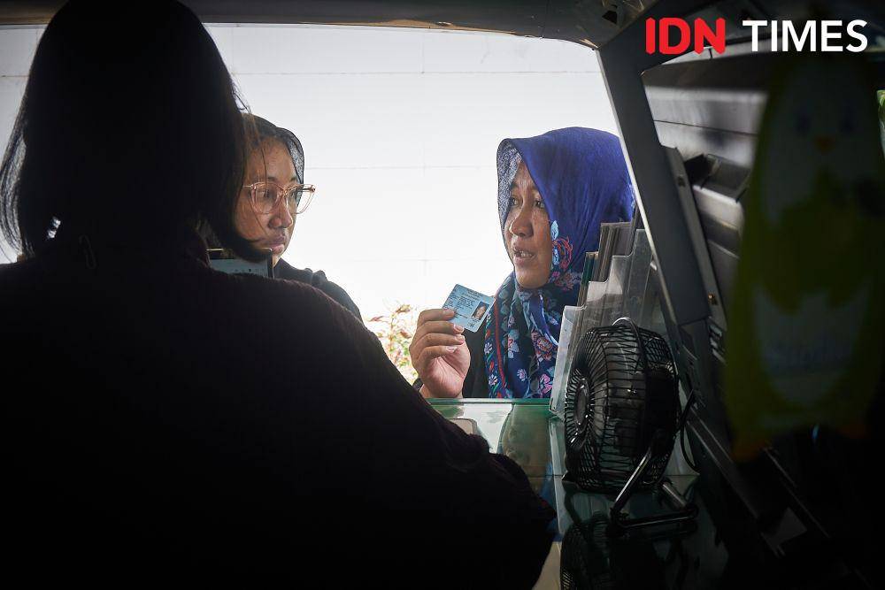 Warga memanfaatkan layanan BPJS Keliling untuk mengurus pendaftaran Program Jaminan Kesehatan Nasional (JKN) BPJS Kesehatan di kawasan Pasar Tradisional Johar Semarang, Jumat (14/7/2023). (IDN Times/Dhana Kencana)