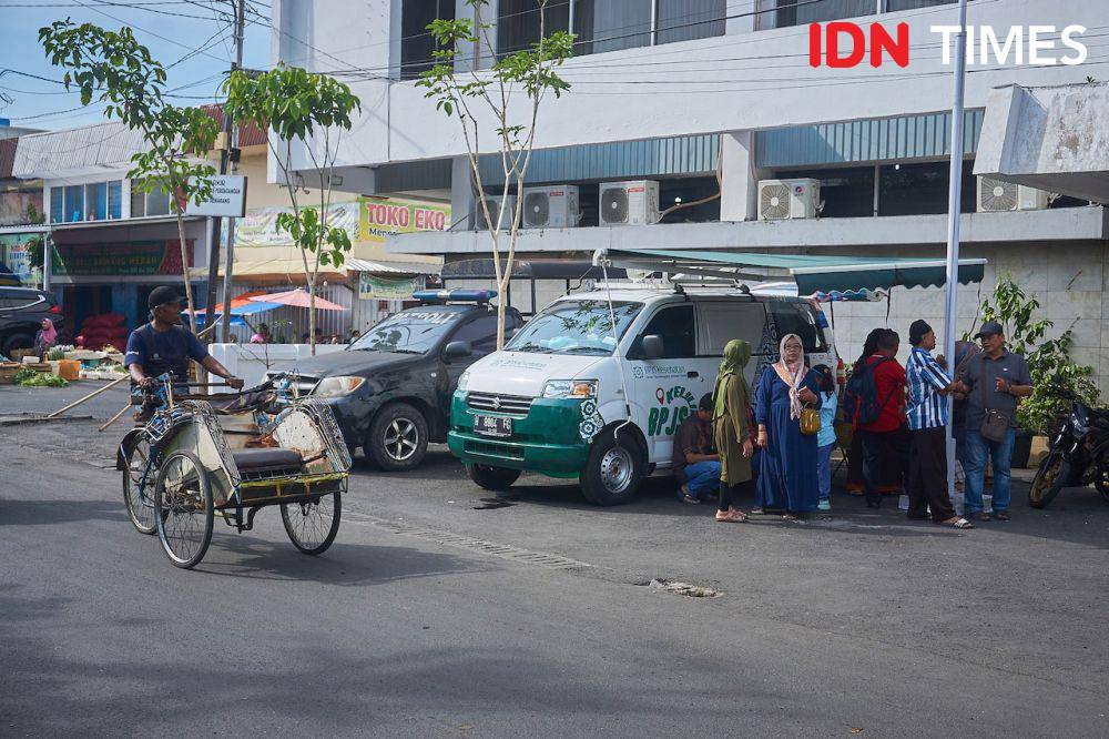 Sejumlah warga memanfaatkan layanan BPJS Keliling untuk mengurus Program Jaminan Kesehatan Nasional (JKN) BPJS Kesehatan di kawasan Pasar Tradisional Johar Semarang, Jumat (14/7/2023). (IDN Times/Dhana Kencana)