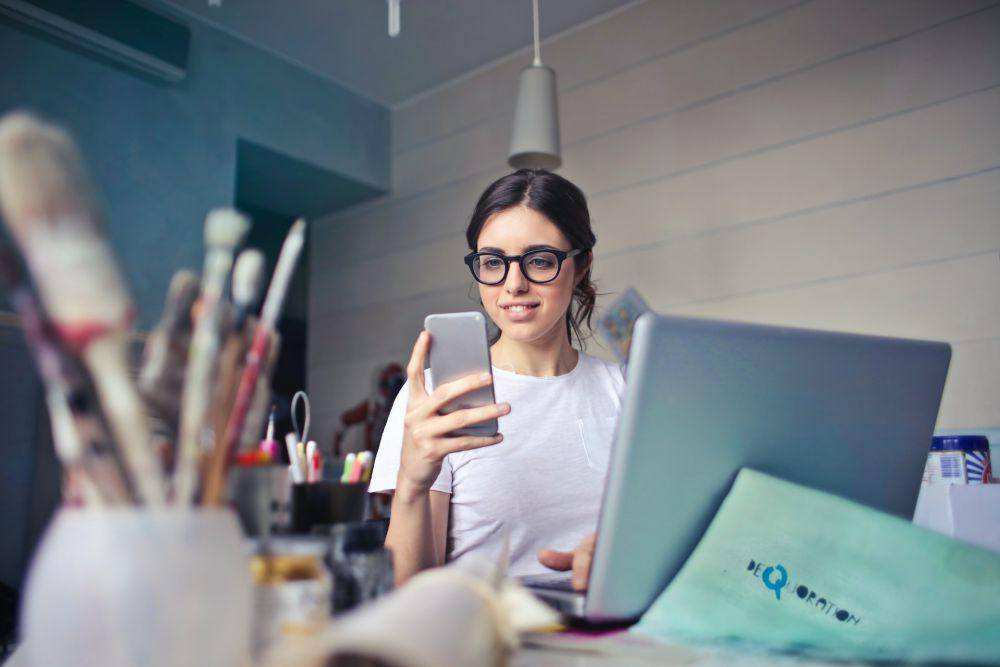 ilustrasi orang sedang menggunakan gadget (unsplash.com/bruce mars)