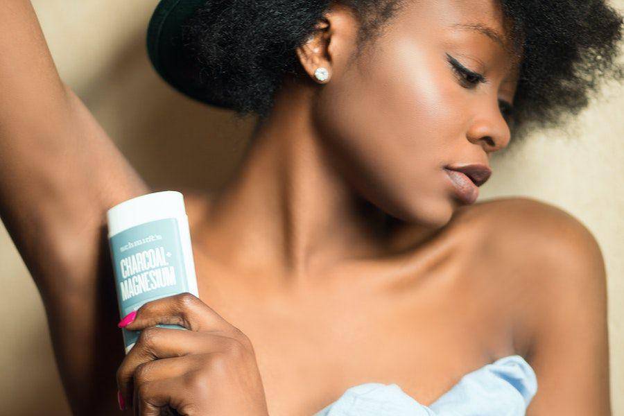 ilustrasi memakai deodorant (pexels.com/Godisable Jacob)