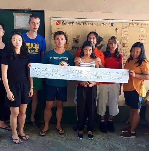 Beberapa WNA yang protes penggunaan pengeras suara gereja di Bunaken, Manado, Sulawesi Utara. Instagram @lambekawanua