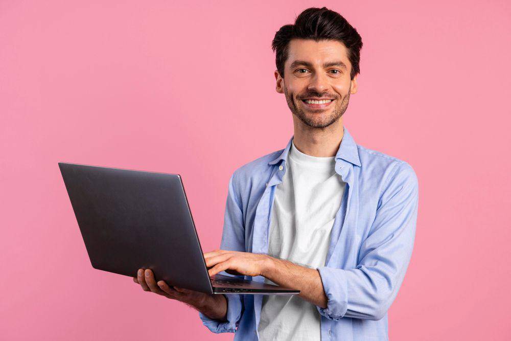 seseorang sedang membawa laptop (freepik.com/freepik)