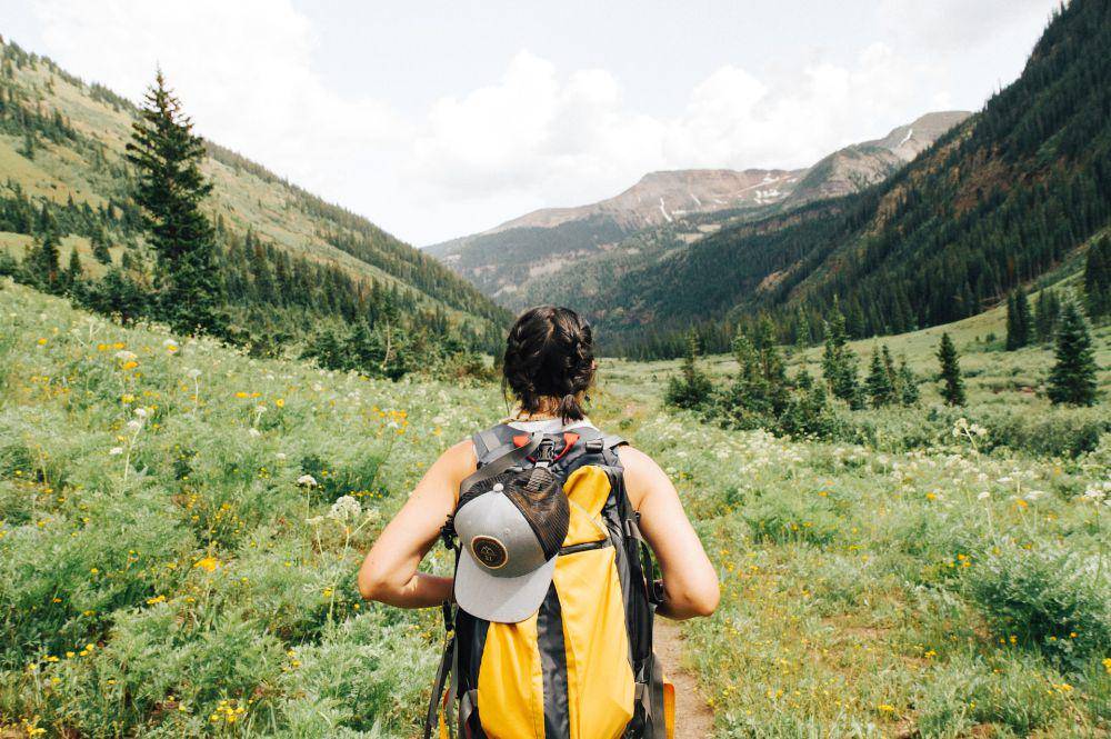 ilustrasi orang sedang berlibur dengan memakai ransel (unsplash.com/Holly Mandarich)