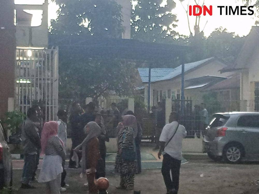 Keluarga yang kecewa atas jalannya sidang dan akan duduki PN Stabat (IDN Times/ Bambang Suhandoko)