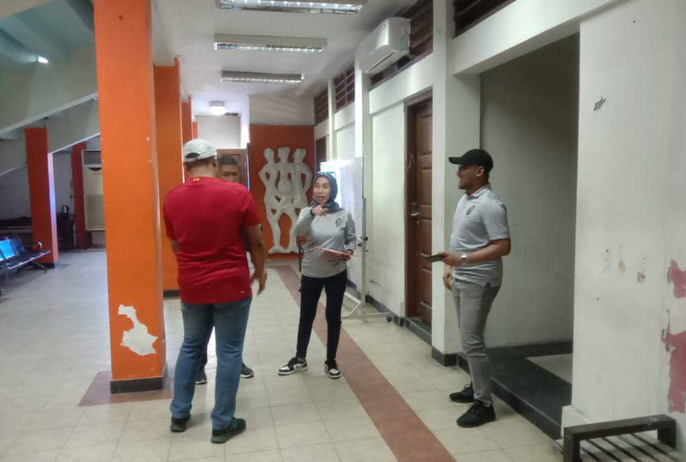 PT LIB saat melakukan inspeksi di Stadion Surajaya Lamongan. IDN Times/Imron