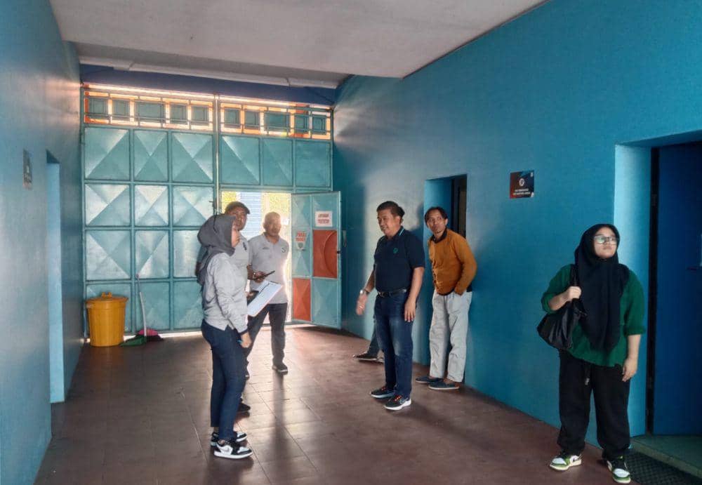 PT LIB saat melakukan inspeksi di Stadion Surajaya Lamongan. IDN Times/Imron