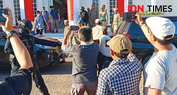 Foto tim KPK saat menenteng koper berisi dokumen yang disita (IDN Times/Juliadin l