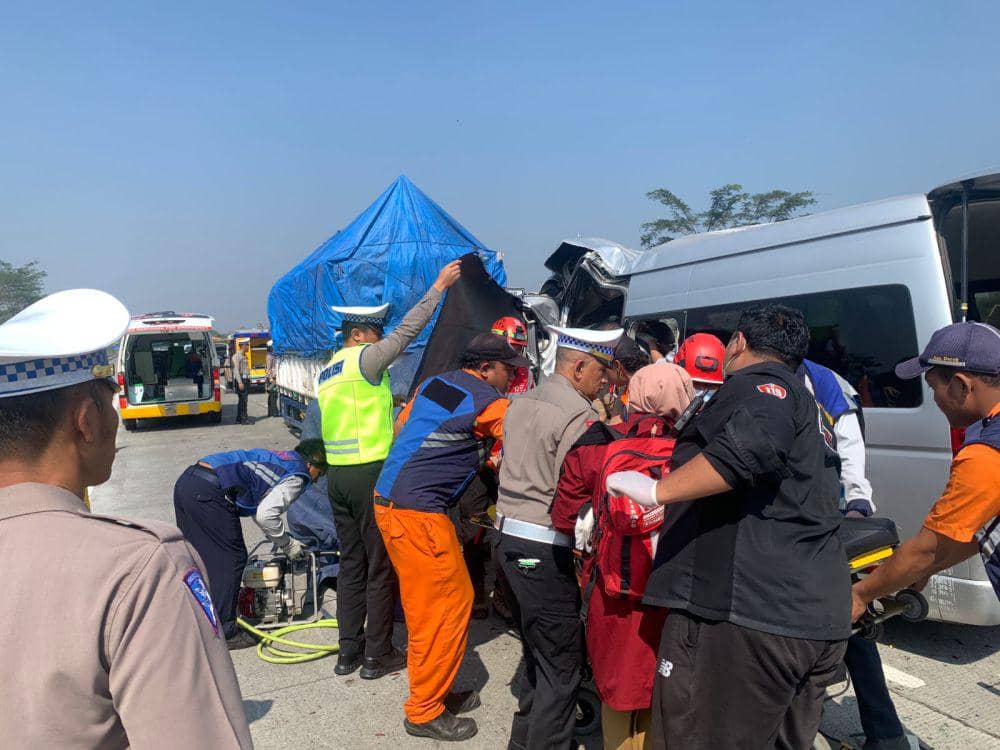 Proses evakuasi kecelakaan maut di Tol Mapan. (Dok. Satlantas Polres Malang)