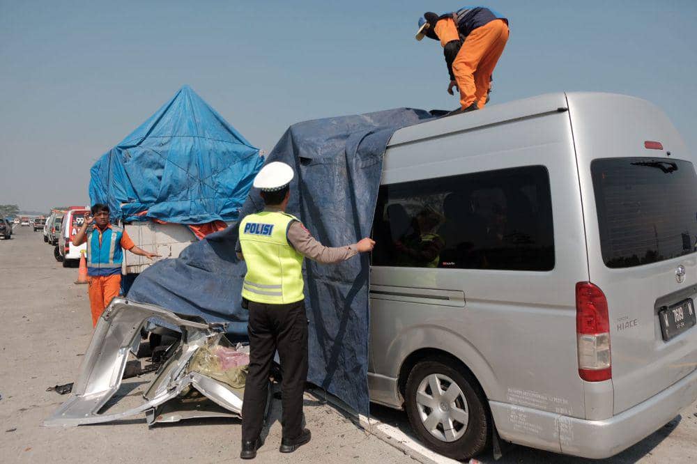Proses evakuasi kecelakaan maut di Tol Mapan. (Dok. Satlantas Polres Malang)