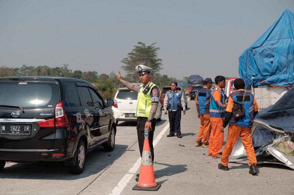 Polisi mengatur lalu lintas parca kecelakaan maut di Tol Mapan. (Dok. Satlantas Polres Malang)