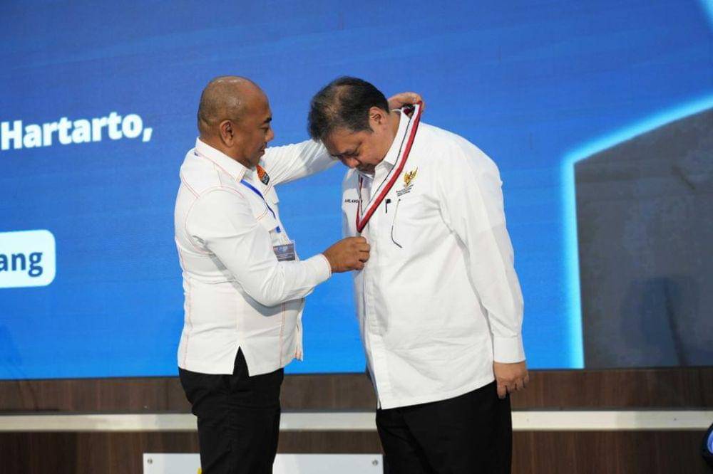 Menko Airlangga mendapatkan BKTI-PII Award sebagai Tokoh  Transformasi Industri. (Dok. Golkar)
