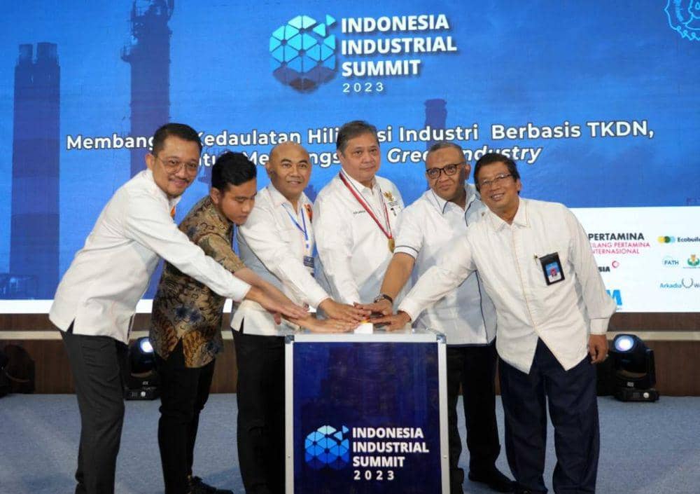 Menko Airlangga mendapatkan BKTI-PII Award sebagai Tokoh  Transformasi Industri (Dok. Golkar)