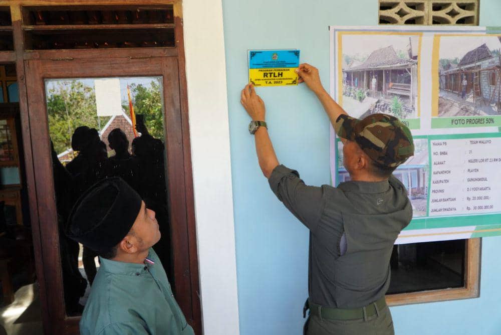Bupati Gunungkidul, Sunaryanta tinjau perbaikan RTLH.(Dok.Diskominfo Gunungkidul))