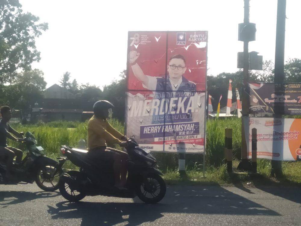 Ilustrasi alat peraga kampanye bacaleg DPRD Bantul. (IDN Times/Daruwaskita)