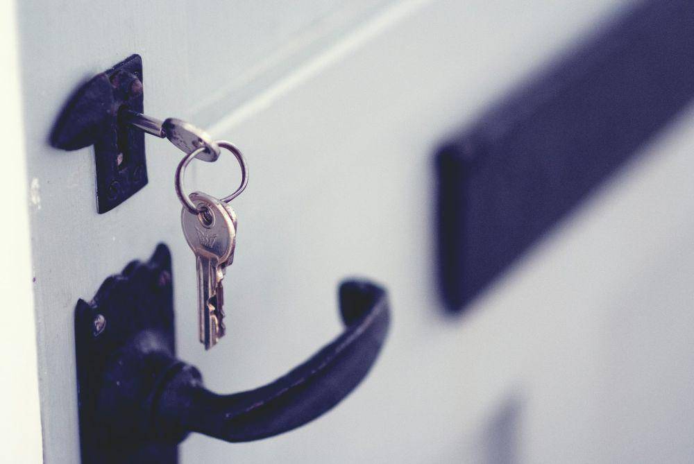 gagang pintu dengan kuncinya (unsplash.com/Jaye Haych)