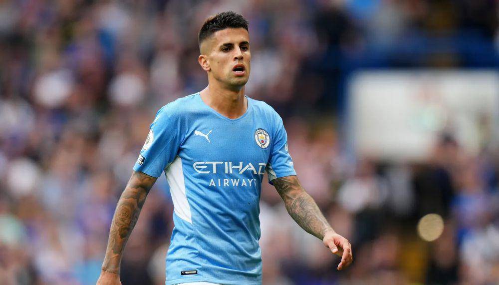 Joao Cancelo mampu bermain sebagai bek kanan dan kiri. (premierleague.com)