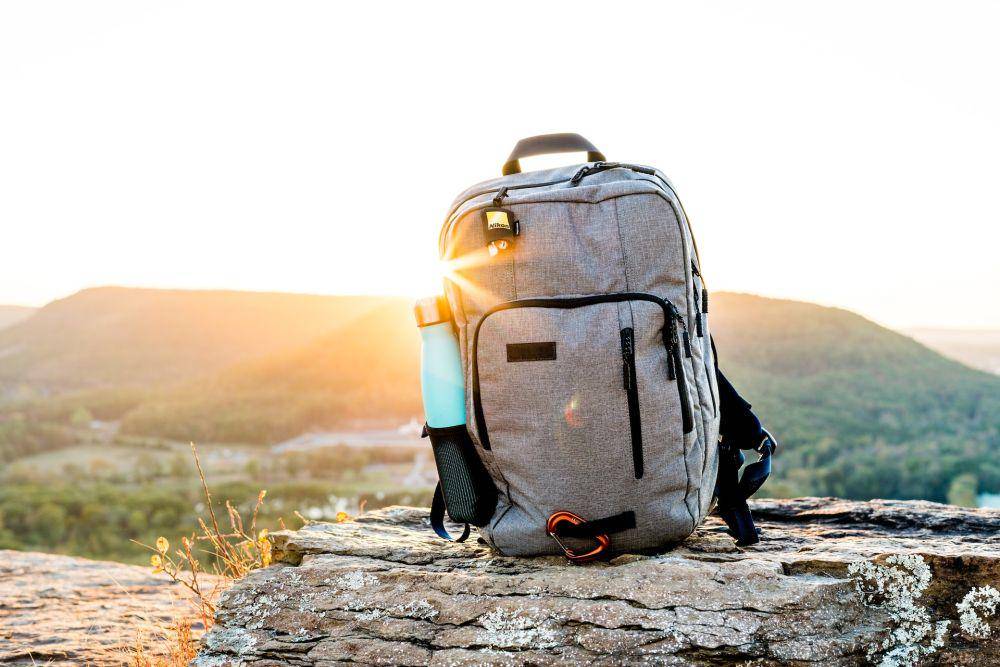 ilustrasi ransel (unsplash.com/Josia Weiss)