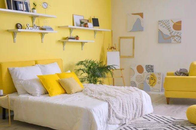 Dinding aksen satu warna mencolok (housedigest.com)