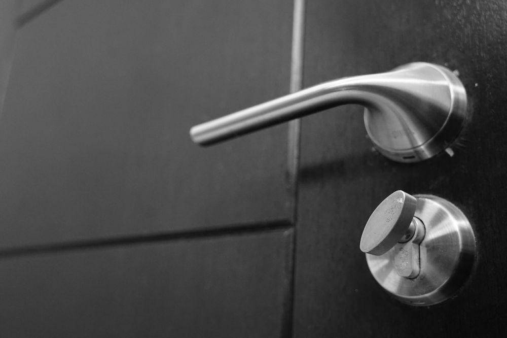 Gagang pintu modern (pexels.com/khairul nizam)
